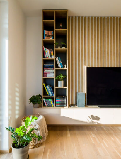 Detailná časť knižnice s televíznou stenou a dekoráciami v modernom interiéri, realizácia od INTTERIO Bratislava